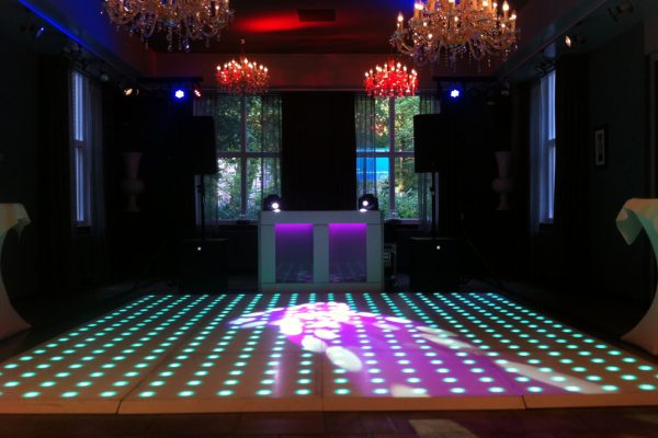 drive-in-show-dj-met-led-dansvloer-grooveshow-1_orig drive-in-show-dj-met-led-dansvloer-grooveshow-1_orig