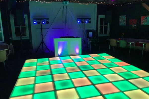 drive-in-show-dj-met-led-dansvloer-grooveshow-2_orig drive-in-show-dj-met-led-dansvloer-grooveshow-2_orig