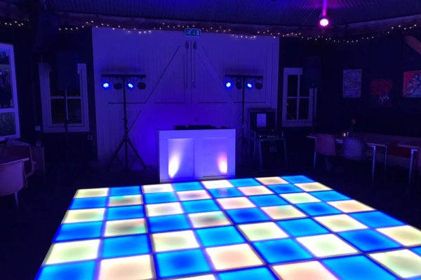 drive-in-show-dj-met-led-dansvloer-grooveshow-6_orig drive-in-show-dj-met-led-dansvloer-grooveshow-6_orig